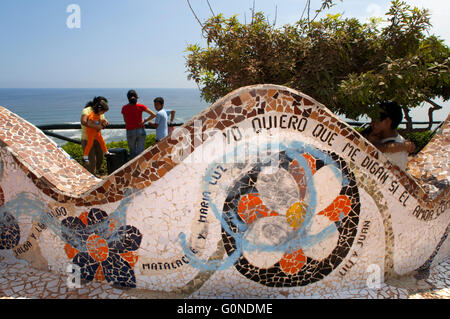 Parque del Amor, Miraflores, Lima, Peru. Geflieste gebogene Wand (Keramik und Mosaik) in El Parque del Amor (Liebe Park) mit Blick auf Meer, Miraflores Lima, Peru, Südamerika Stockfoto