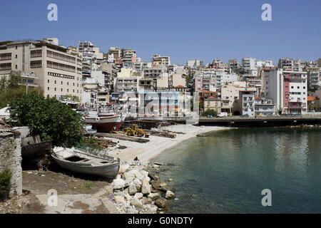 Reihen von Holzbooten in Ausbesserung in der alten historischen Werft der Stadt Kavala, Heilige Barbara Bezirk und Stadtlandschaft. Stockfoto