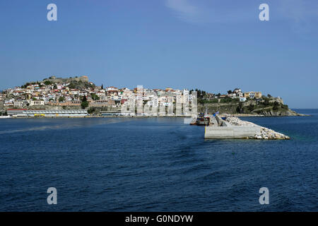 Die Akropolis (der Ferne links) und Burg Stadtmauer umgeben, auf der Halbinsel von Panagia in Kavala gebaut. Fernblick Stockfoto