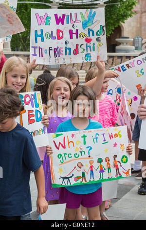 Asheville, North Carolina - Öffentlichkeit Schülerinnen und Schüler von Isaac Dickson Elementary School beteiligen sich an einer Kundgebung gegen Rassismus. Stockfoto