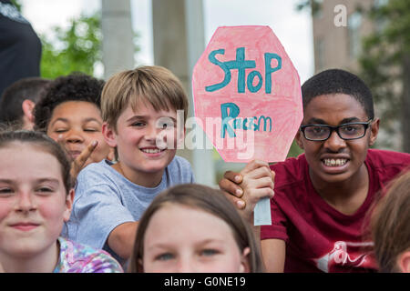 Asheville, North Carolina - Öffentlichkeit Schülerinnen und Schüler von Isaac Dickson Elementary School beteiligen sich an einer Kundgebung gegen Rassismus. Stockfoto