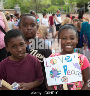 Asheville, North Carolina - Öffentlichkeit Schülerinnen und Schüler von Isaac Dickson Elementary School beteiligen sich an einer Kundgebung gegen Rassismus. Stockfoto