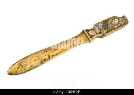 Antiken Brief Öffner Messing Messer isoliert auf weiss Stockfoto