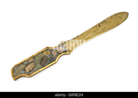 Antiken Brief Öffner Messing Messer isoliert auf weiss Stockfoto