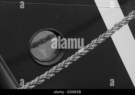 Ein Fenster des Schiffes, eine enge, Stockfoto