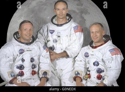 Apollo 11 prime Crew Pose zusammen in ihren Raumanzügen mit einem Hintergrund des Mondes am Johnson Space Center 1. Mai 1969 in Houston, Texas. Von links nach rechts sind: Commander, Neil A. Armstrong, Befehl Modul-Pilot, Michael Collins und Pilot der Mondlandefähre, Edwin E. Aldrin Jr. Stockfoto