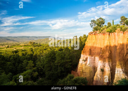 Farbige Natur in den ockerfarbenen Hügeln von Südfrankreich Stockfoto