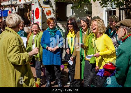 Ein örtlichen Chor singen Hymnen In High Street, Lewes, Sussex, Großbritannien Stockfoto