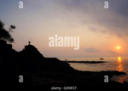 Wunderbare Szene in Vietnam am Meer bei Sonnenaufgang, Silhouette des Menschen, abstrakte Da Dia Stromschnellen erstaunlich, Phu Yen Seascape, Viet Nam Stockfoto