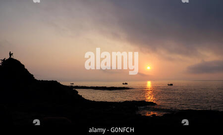 Wunderbare Vietnam am Meer bei Sonnenaufgang, Silhouette des Menschen, abstrakte Da Dia Stromschnellen, erstaunlich, Seelandschaft bei Phu Yen, Viet nam Stockfoto