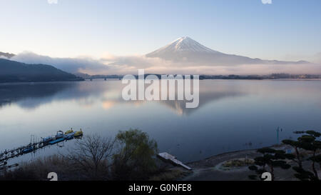 Mt. Fuji Ansicht von Kawaguchi-See am Morgen Stockfoto