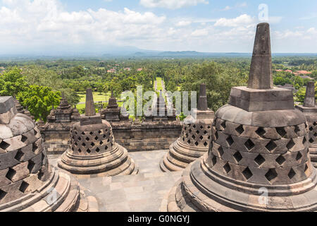 Blick auf Stupas und Landschaft in Borobudur-Tempel Stockfoto