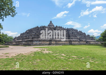 Blick auf Borobudur-Tempel vom park Stockfoto