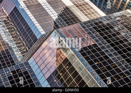 Moderne Bürogebäude mit Reflexionen von in der Nähe befindlichen Wolkenkratzer Stockfoto