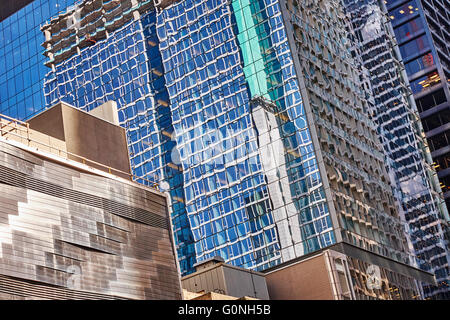 Moderne Bürogebäude mit Reflexionen von in der Nähe befindlichen Wolkenkratzer Stockfoto