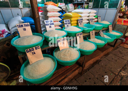 Hanoi, Vietnam - 19. Februar 2016: Verschiedene Sorten von Reis für den Verkauf auf einem lokalen Markt in Hanoi, Vietnam Stockfoto