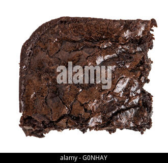 Ein ganze Schokolade Brownie, schneiden Sie aus der Ecke der Pfanne, Draufsicht, isoliert auf weiss. Stockfoto
