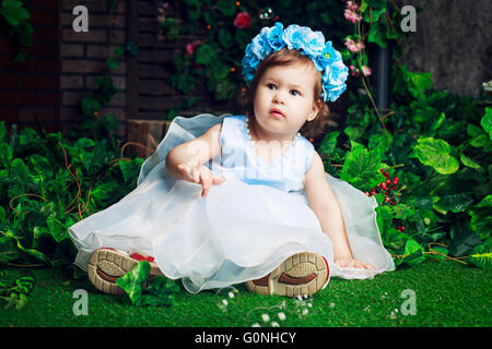 schöne Baby mit einer Blume Krone im studio Stockfoto