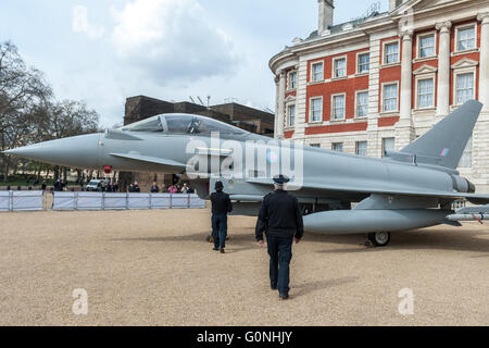 Vor der Hundertjahrfeier 2018 zeigt der Royal Air Force Museum drei legendäre Flugzeuge, die WWI Sopwith Snipe, WWII Spitfire und die moderne Eurofighter Typhoon Jet in Londons Horse Guards Parade. Das Museum bereitet derzeit einen großen Umbau an seinem Standort in Colindale. RAF Fighter Pilot und Welt Land Speed Rekordhalter, Andy Green durch einen Taifun Strahl gestellt. Grün will seine eigenen Geschwindigkeitsrekord mit einem Eurofighter Typhoon-Jet-Engine zu schlagen.  Mitwirkende: Eurofighter Typhoon wo: London, Vereinigtes Königreich als: 1. April 2016 Stockfoto