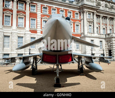 Vor der Hundertjahrfeier 2018 zeigt der Royal Air Force Museum drei legendäre Flugzeuge, die WWI Sopwith Snipe, WWII Spitfire und die moderne Eurofighter Typhoon Jet in Londons Horse Guards Parade. Das Museum bereitet derzeit einen großen Umbau an seinem Standort in Colindale. RAF Fighter Pilot und Welt Land Speed Rekordhalter, Andy Green durch einen Taifun Strahl gestellt. Grün will seine eigenen Geschwindigkeitsrekord mit einem Eurofighter Typhoon-Jet-Engine zu schlagen.  Mitwirkende: Eurofighter Typhoon wo: London, Vereinigtes Königreich als: 1. April 2016 Stockfoto