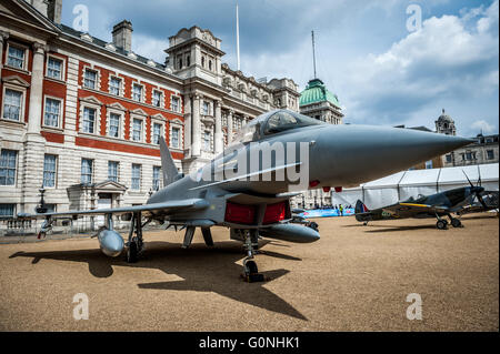 Vor der Hundertjahrfeier 2018 zeigt der Royal Air Force Museum drei legendäre Flugzeuge, die WWI Sopwith Snipe, WWII Spitfire und die moderne Eurofighter Typhoon Jet in Londons Horse Guards Parade. Das Museum bereitet derzeit einen großen Umbau an seinem Standort in Colindale. RAF Fighter Pilot und Welt Land Speed Rekordhalter, Andy Green durch einen Taifun Strahl gestellt. Grün will seine eigenen Geschwindigkeitsrekord mit einem Eurofighter Typhoon-Jet-Engine zu schlagen.  Mitwirkende: Eurofighter Typhoon wo: London, Vereinigtes Königreich als: 1. April 2016 Stockfoto