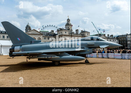 Vor der Hundertjahrfeier 2018 zeigt der Royal Air Force Museum drei legendäre Flugzeuge, die WWI Sopwith Snipe, WWII Spitfire und die moderne Eurofighter Typhoon Jet in Londons Horse Guards Parade. Das Museum bereitet derzeit einen großen Umbau an seinem Standort in Colindale. RAF Fighter Pilot und Welt Land Speed Rekordhalter, Andy Green durch einen Taifun Strahl gestellt. Grün will seine eigenen Geschwindigkeitsrekord mit einem Eurofighter Typhoon-Jet-Engine zu schlagen.  Mitwirkende: Eurofighter Typhoon wo: London, Vereinigtes Königreich als: 1. April 2016 Stockfoto