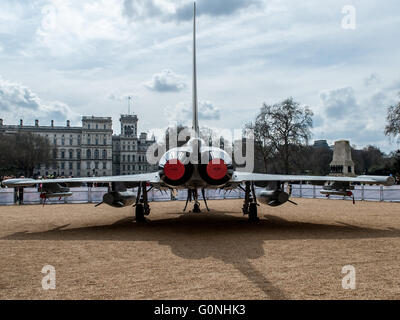 Vor der Hundertjahrfeier 2018 zeigt der Royal Air Force Museum drei legendäre Flugzeuge, die WWI Sopwith Snipe, WWII Spitfire und die moderne Eurofighter Typhoon Jet in Londons Horse Guards Parade. Das Museum bereitet derzeit einen großen Umbau an seinem Standort in Colindale. RAF Fighter Pilot und Welt Land Speed Rekordhalter, Andy Green durch einen Taifun Strahl gestellt. Grün will seine eigenen Geschwindigkeitsrekord mit einem Eurofighter Typhoon-Jet-Engine zu schlagen.  Mitwirkende: Eurofighter Typhoon wo: London, Vereinigtes Königreich als: 1. April 2016 Stockfoto