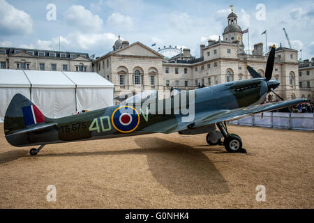 Vor der Hundertjahrfeier 2018 zeigt der Royal Air Force Museum drei legendäre Flugzeuge, die WWI Sopwith Snipe, WWII Spitfire und die moderne Eurofighter Typhoon Jet in Londons Horse Guards Parade. Das Museum bereitet derzeit einen großen Umbau an seinem Standort in Colindale. RAF Fighter Pilot und Welt Land Speed Rekordhalter, Andy Green durch einen Taifun Strahl gestellt. Grün will seine eigenen Geschwindigkeitsrekord mit einem Eurofighter Typhoon-Jet-Engine zu schlagen.  Mitwirkende: Spitfire wo: London, Vereinigtes Königreich als: 1. April 2016 Stockfoto