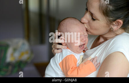 Nahaufnahme von Mutter hält ihre süße kleine Tochter Stockfoto