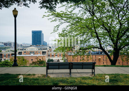 Bänke, Baum und Blick vom Federal Hill Park in Baltimore, Maryland. Stockfoto