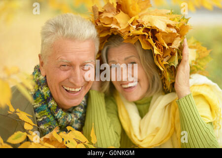 Altes Ehepaar im Herbst park Stockfoto