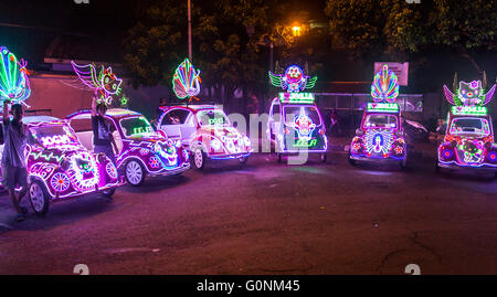 Bunten Rikschas in Yogyakarta in der Nacht Stockfoto