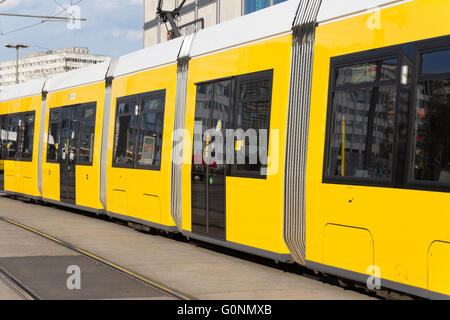 Elektrische Straßenbahn Zug am Alexanderplatz in Berlin, Deutschland. Stockfoto