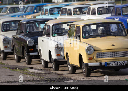 Gruppe von Trabant-Autos zu mieten für Sightseeing-Touren in Berlin, Deutschland. Stockfoto