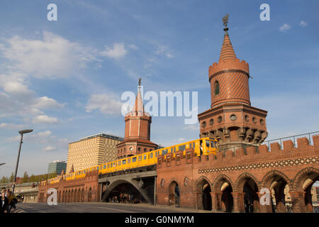 S- / u-Bahn Zug auf der Oberbaumbrücke in Berlin Stockfoto