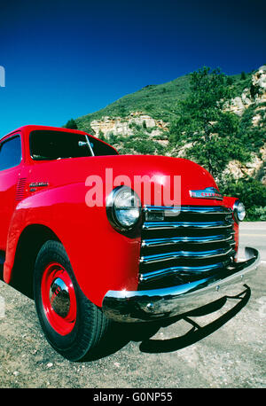 HELLE KIRSCHE ROT 1950 CHEVROLET PICK UP TRUCK; OAK CREEK CANYON; SEDONA; ARIZONA; USA Stockfoto