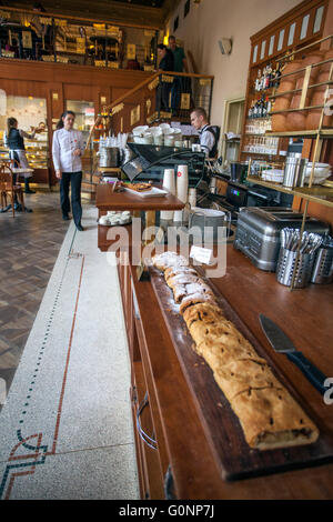 Prager Café innen, Café Savoy, tschechischer Apfelstrudel auf dem Tisch, Mala Strana, Prag, Tschechische Republik, Prager Tortentourist Stockfoto