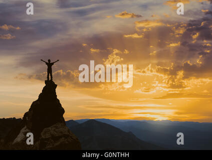 Mann oben auf einem Felsen Stockfoto