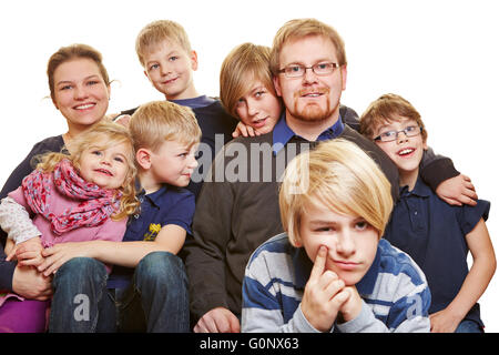 Porträt einer glücklichen Familie mit sechs Kindern Stockfoto