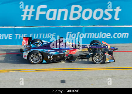 Jean Eric Vergne eine DS-Virgin Racing Zero Emission-Rennwagen beim Long Beach Formel E Grand Prix Rennen fahren üben. 2. April 2016 Stockfoto