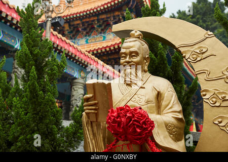 Reich verzierte goldene Statue in der Wong Tai Sin Tempel, Hong Kong. Stockfoto