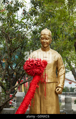 Reich verzierte goldene Statue in der Wong Tai Sin Tempel, Hong Kong. Stockfoto