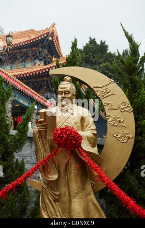 Reich verzierte goldene Statue in der Wong Tai Sin Tempel, Hong Kong. Stockfoto