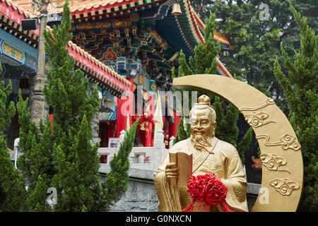 Reich verzierte goldene Statue in der Wong Tai Sin Tempel, Hong Kong. Stockfoto