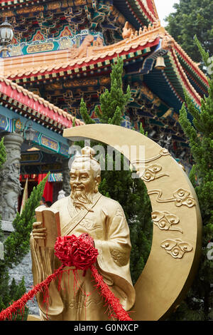 Reich verzierte goldene Statue in der Wong Tai Sin Tempel, Hong Kong. Stockfoto