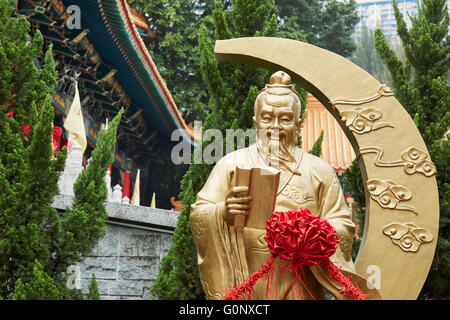 Reich verzierte goldene Statue in der Wong Tai Sin Tempel, Hong Kong. Stockfoto