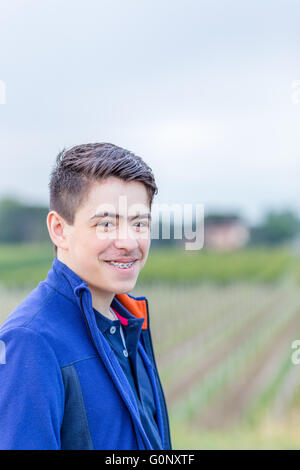 Nahaufnahme eines jungen im Lande lacht und geschweifte Klammern zeigen Stockfoto