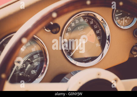 Farbbild des Armaturenbretts eines Retro-Autos. Stockfoto