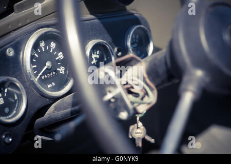 Farbbild des Armaturenbretts eines Retro-Autos. Stockfoto