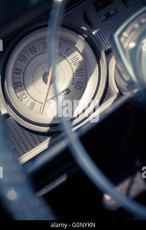 Farbbild des Armaturenbretts eines Retro-Autos. Stockfoto